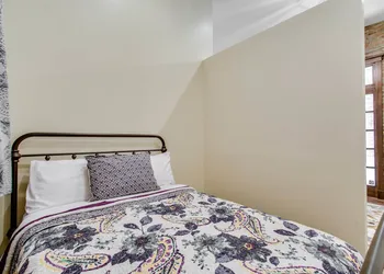 The Golden Arm hotel thumbnail 5