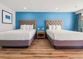 Econo Lodge Inn & Suites Sealy hotel thumbnail 3