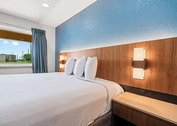 Econo Lodge Inn & Suites Sealy hotel thumbnail 4