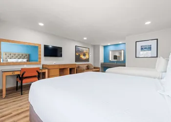 Econo Lodge Inn & Suites Sealy hotel thumbnail 5