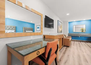 Econo Lodge Inn & Suites Sealy hotel thumbnail 6