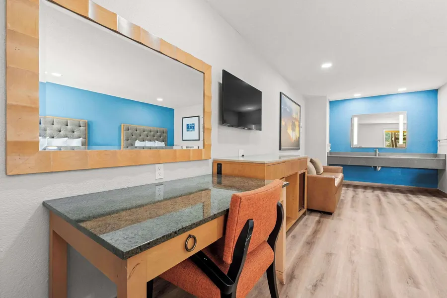 Econo Lodge Inn & Suites Sealy hotel detail image 6