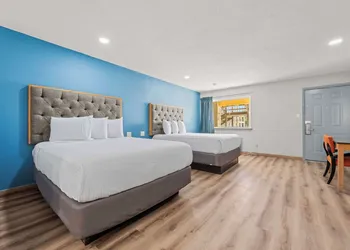 Econo Lodge Inn & Suites Sealy hotel thumbnail 7