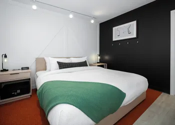 Gravity Haus Revelstoke hotel thumbnail 4