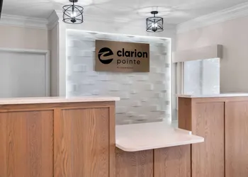 Clarion Pointe Mattoon near University hotel thumbnail 2