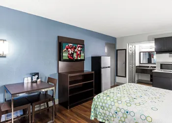HomeTowne Studios by Red Roof Richmond - Airport/Sandston hotel thumbnail 6