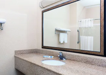 Howard Johnson by Wyndham Bakersfield hotel thumbnail 3