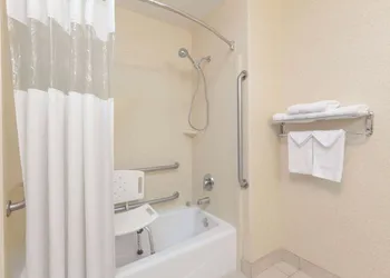 Howard Johnson by Wyndham Bakersfield hotel thumbnail 4