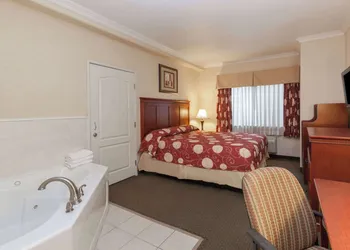 Howard Johnson by Wyndham Bakersfield hotel thumbnail 5