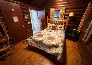 White Pines Lodge hotel thumbnail 3