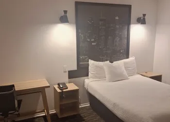 Super 8 by Wyndham Montreal hotel thumbnail 5