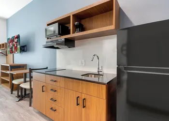 HomeTowne Studios by Red Roof Tampa - Airport hotel thumbnail 6