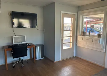 Budget Inn hotel thumbnail 3