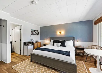 Fresh Coast Motel hotel thumbnail 2