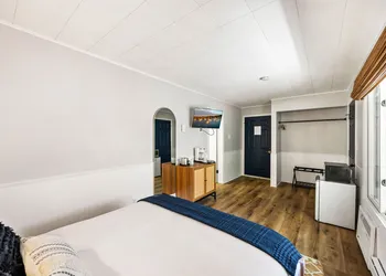 Fresh Coast Motel hotel thumbnail 4