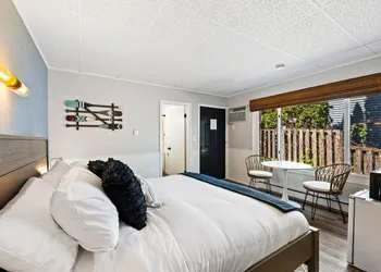 Fresh Coast Motel hotel thumbnail 6
