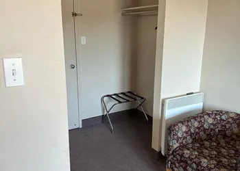 Bears Den Lounge and Motel hotel thumbnail 6