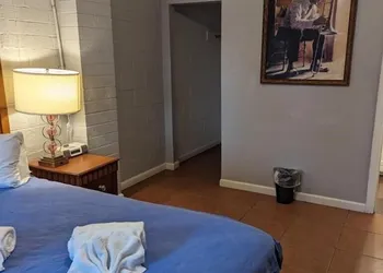 Ingles Motel hotel thumbnail 5