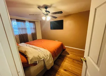 Cozy Downriver home hotel thumbnail 4