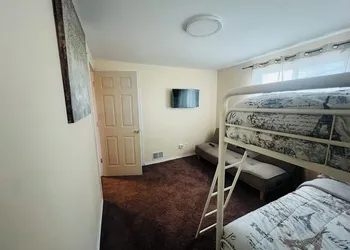 Cozy Downriver home hotel thumbnail 5