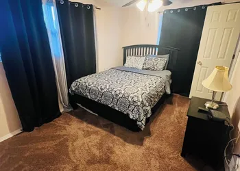 Cozy Downriver home hotel thumbnail 6
