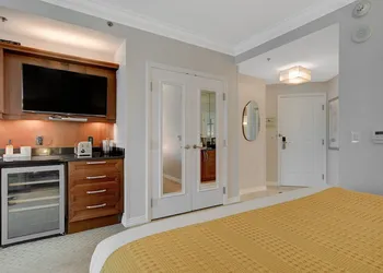 Studio 25 HIGH FLR MGM Signature Balcony hotel thumbnail 6