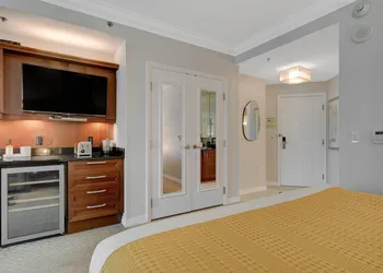 Studio 25 HIGH FLR MGM Signature Balcony hotel thumbnail 6