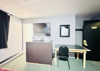 Grizzly Motor Hotel hotel thumbnail 4