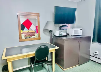 Grizzly Motor Hotel hotel thumbnail 5