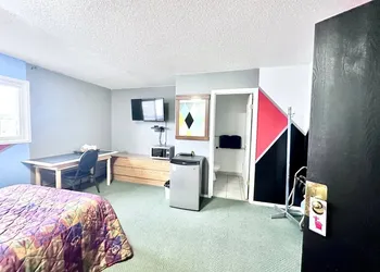 Grizzly Motor Hotel hotel thumbnail 6