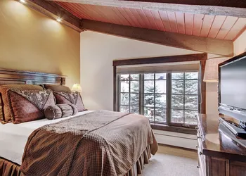Rustic Mountain View 2Bedroom Condo- Lodge at Vail by RedAwning hotel thumbnail 3