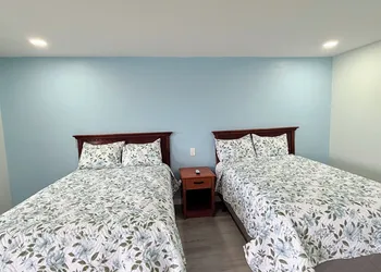 Deluxe Inn hotel thumbnail 5