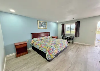 Deluxe Inn hotel thumbnail 6