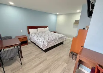 Deluxe Inn hotel thumbnail 7