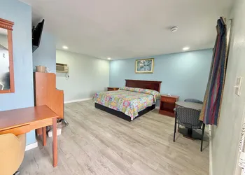 Deluxe Inn hotel thumbnail 8