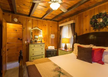 Arrowhead Pine Rose Cabins hotel thumbnail 8