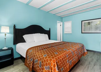 Rodeway Inn & Suites North Hollywood Burbank Airport - Universal Area hotel thumbnail 3