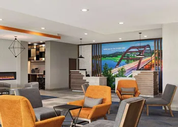 La Quinta Inn & Suites By Wyndham Austin South hotel thumbnail 2