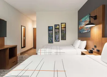 La Quinta Inn & Suites By Wyndham Austin South hotel thumbnail 8