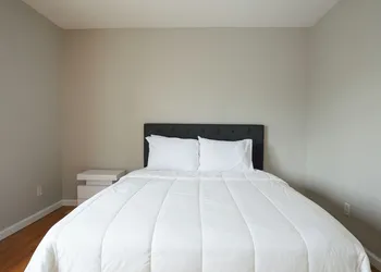 Newark Liberty Gem Brick House Apt 3 hotel thumbnail 4