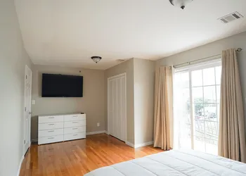Newark Liberty Gem Brick House Apt 3 hotel thumbnail 6