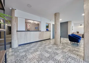 Suites Veinti2 hotel thumbnail 4