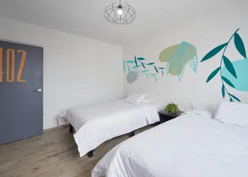 Suites Veinti2 hotel thumbnail 5
