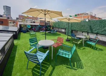 Suites Veinti2 hotel thumbnail 8