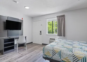 Southern Suites Pensacola Davis hotel thumbnail 2