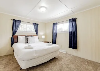 Adorable on Taylor Both Units hotel thumbnail 6