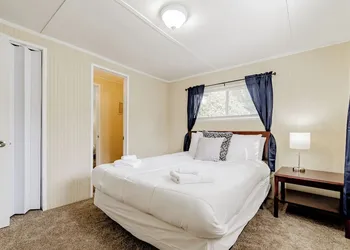 Adorable on Taylor Both Units hotel thumbnail 7