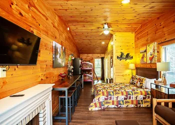 Bigfoot Lodge Room Four hotel thumbnail 2