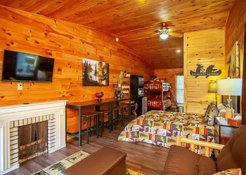 Bigfoot Lodge Room Four hotel thumbnail 3