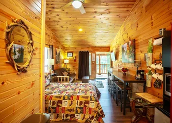 Bigfoot Lodge Room Four hotel thumbnail 7